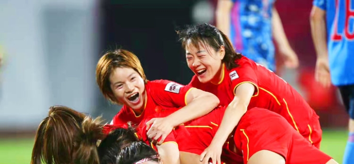 精准射门！女足运动员遥远击中球门，好球尽数的简单介绍