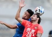 恒大客场战平对手，保持领先优势