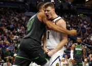 西蒙斯险胜塔图姆，全明星入选关键表现点燃全场！