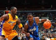 球员在篮球场上一展身手，技艺高超